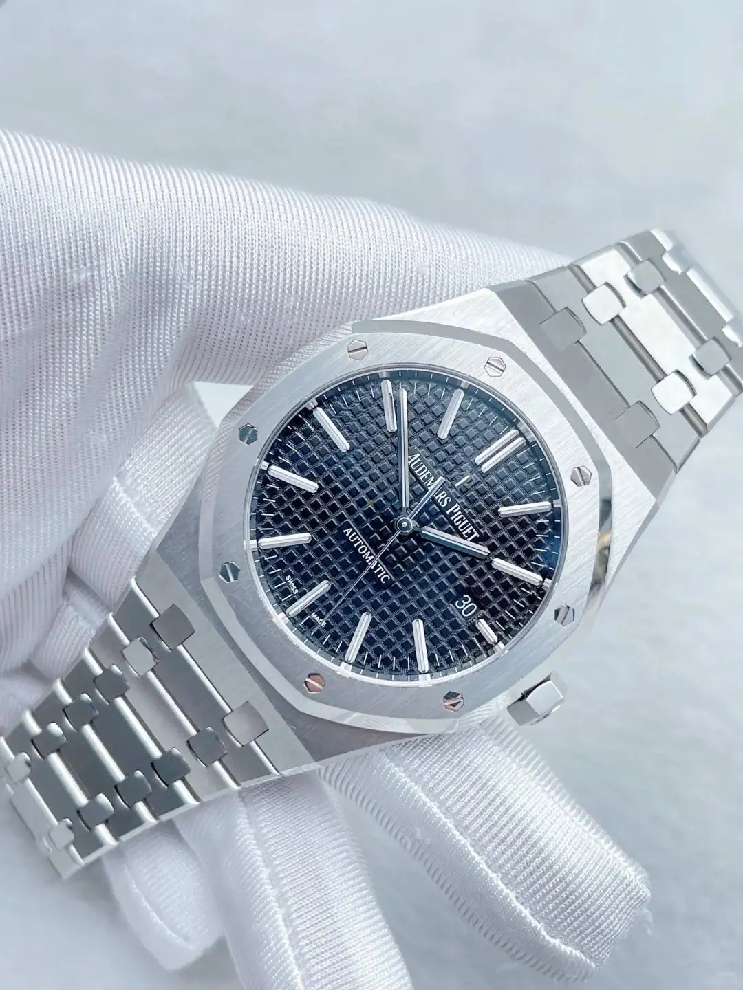 Audemars Piguet Royal Oak Selfwinding Blue 15400ST.OO.1220ST.03