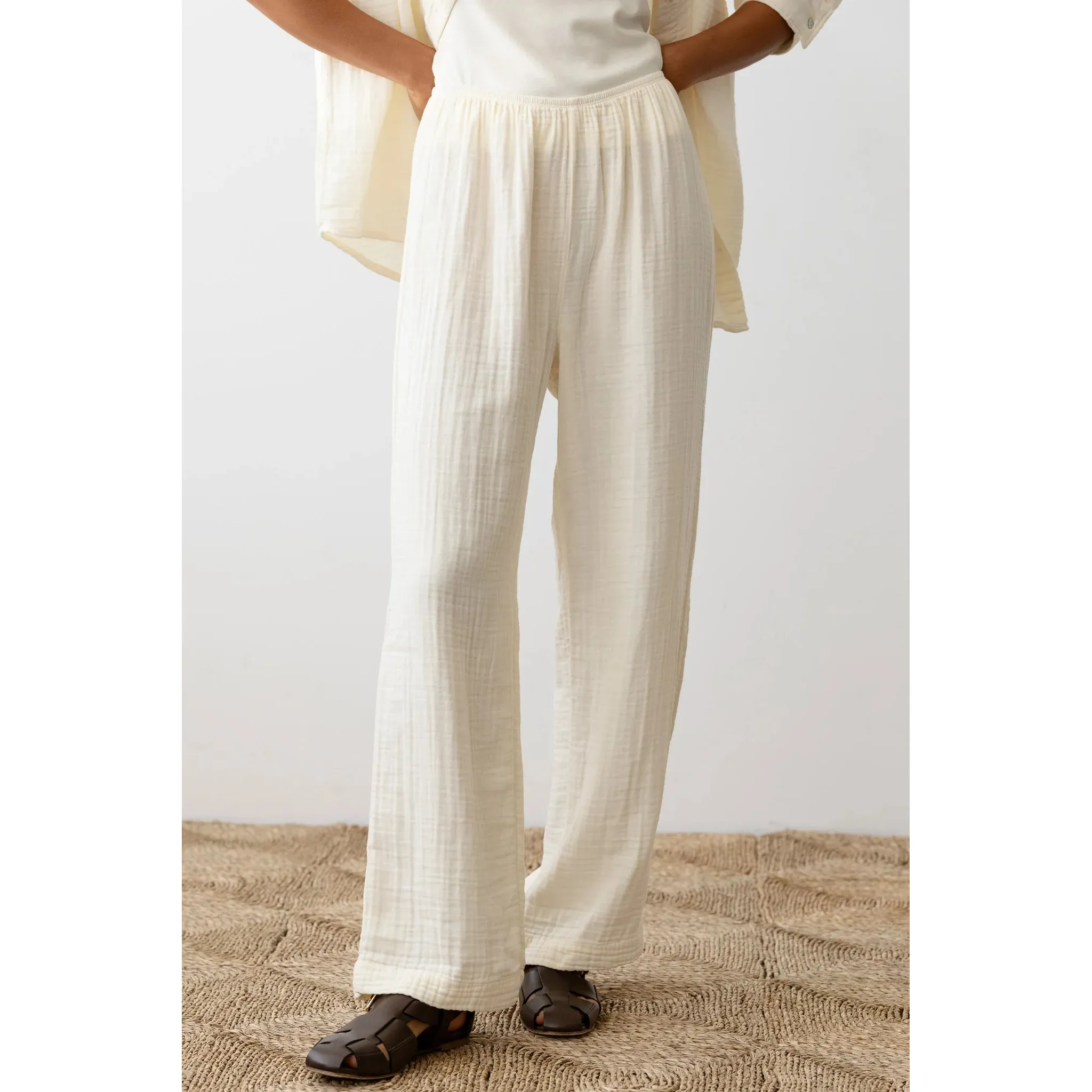 The Bubble Crop Simple Pant Creme