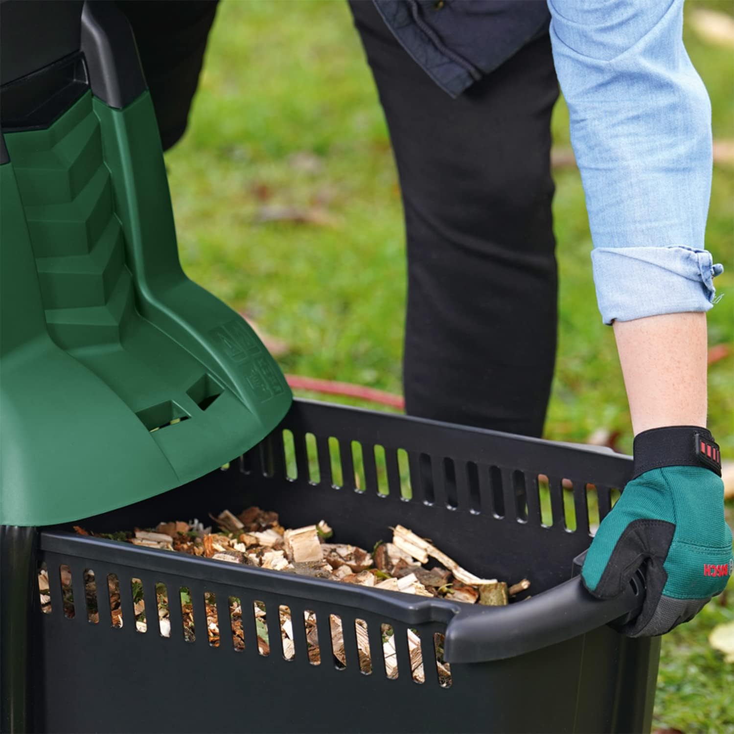 Bosch Turbinenhäcksler AXT 25 TC (2.500 W; geeignet für Holz und harte Gartenabfälle; inklusive Gartenhandschuhe; integrierte Fangbox 53 l; in Karton) – Edition