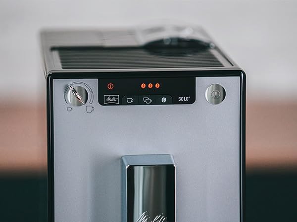 Melitta Solo - Kaffeevollautomat mit höhenverstellbarem Auslauf, kleine Kaffeemaschine mit abnehmbarem Wassertank, für z. B. Espresso oder Café Crème, silber