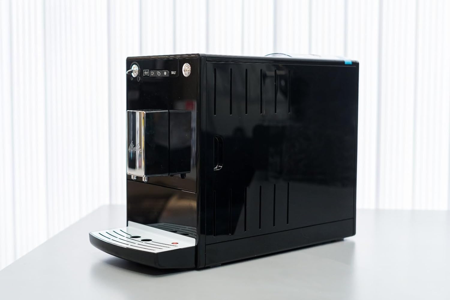 Melitta Solo - Kaffeevollautomat mit höhenverstellbarem Auslauf, kleine Kaffeemaschine mit abnehmbarem Wassertank, für z. B. Espresso oder Café Crème, silber