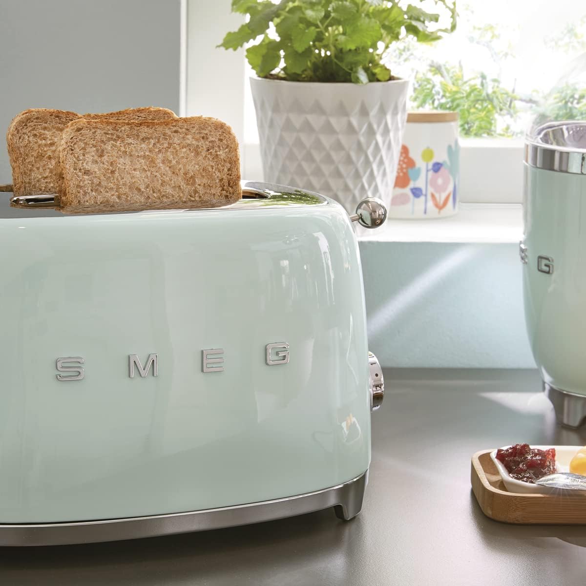 Smeg, 2x2 TSF01PGEU -Toaster, 2 Schlitze für 2 Scheiben, 6 Vergoldungsniveaus, Heizfunktion, Abtau- und Bagel- Funktion, Sammelschublade, 950W, Pastellgrün