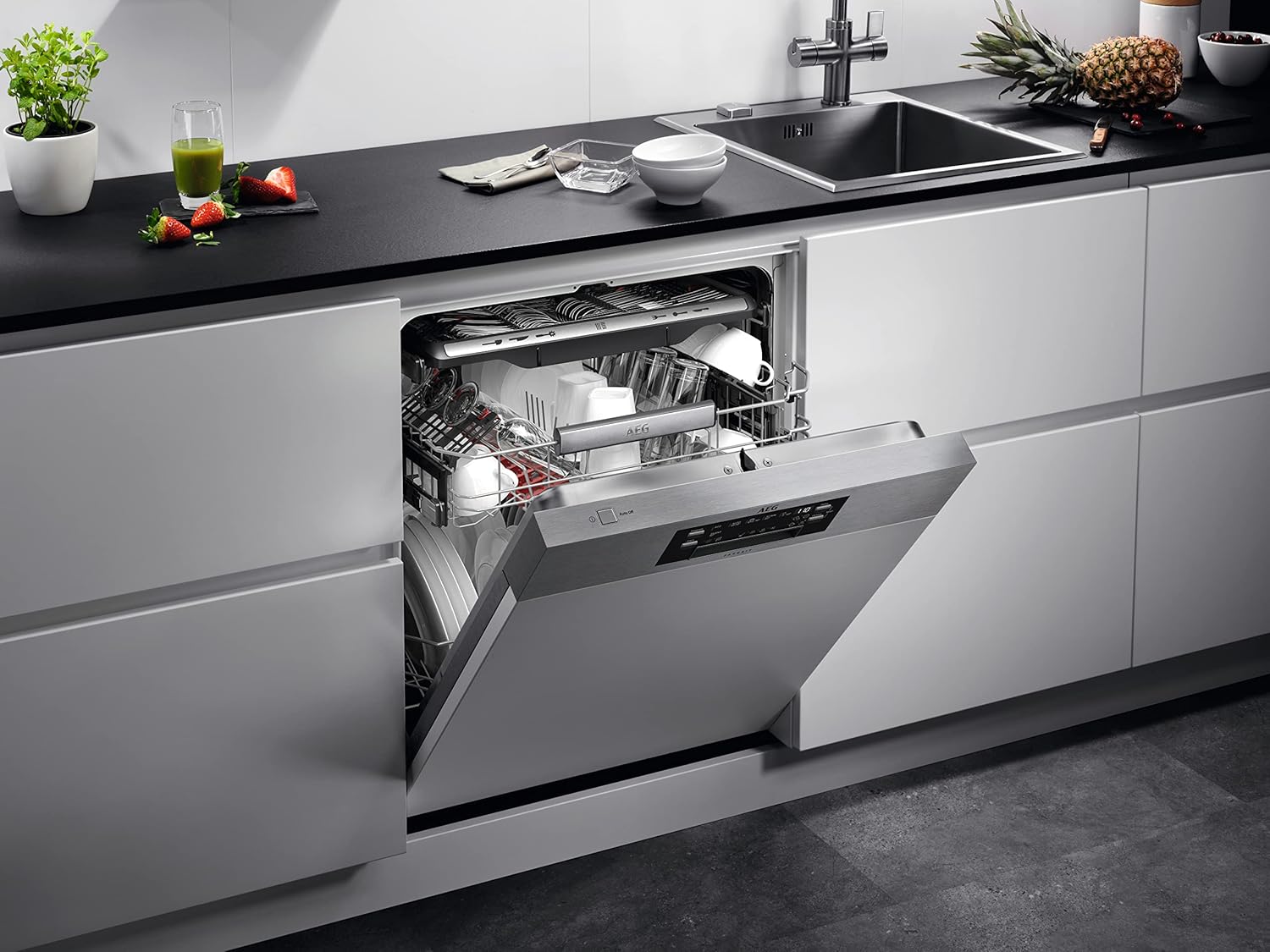 AEG Vollintegrierter Geschirrspüler 60cm, Spülmaschine Serie 7000: mit Glasschutz, Energieklasse A, Besteckschublade, personalisierte Zeit-Steuerung, leise 41dB, ComfortRails, Wasserstopp, FSE7676AP