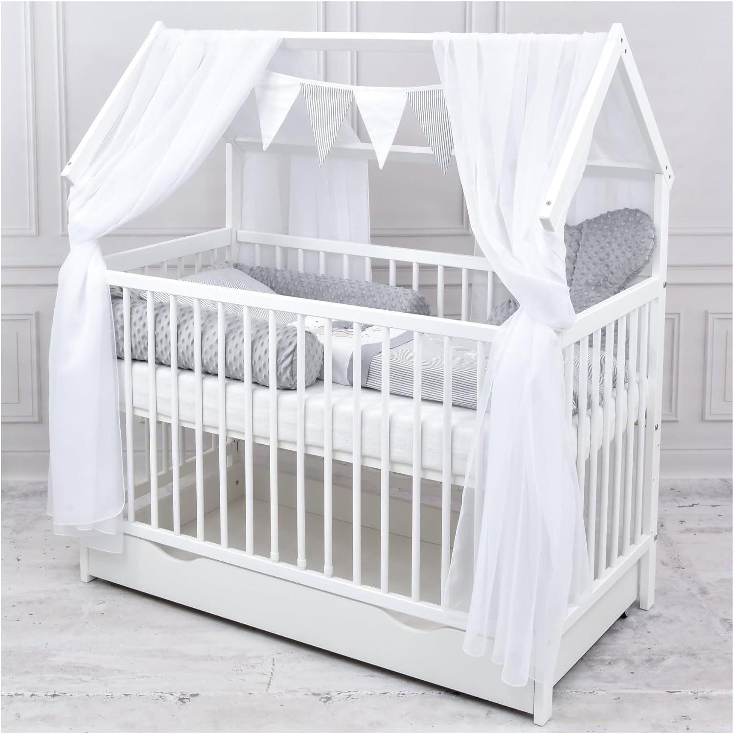 Baby Delux Babybett Komplett Set Hausbett 60x120 cm weiß Schublade Rausfallschutz Kinderbett Matratze Bettwäsche Deko Set (Prince Stars)