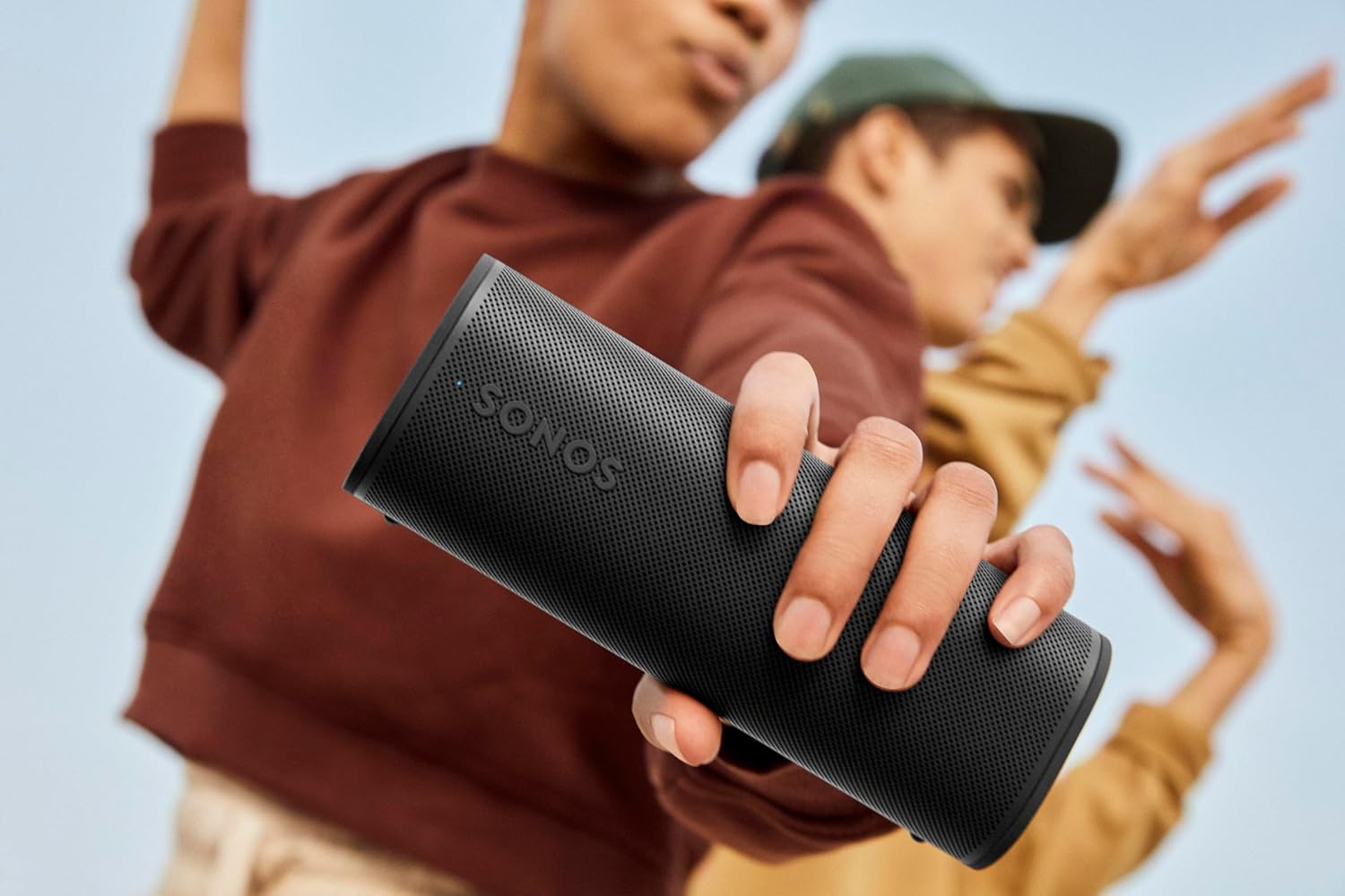 Sonos Roam 2 | Leichter, mobiler und wasserdichter Speaker mit Bluetooth, WLAN, mindestens 10 Stunden Akkulaufzeit und Voice Control für drinnen und draußen - Weiß