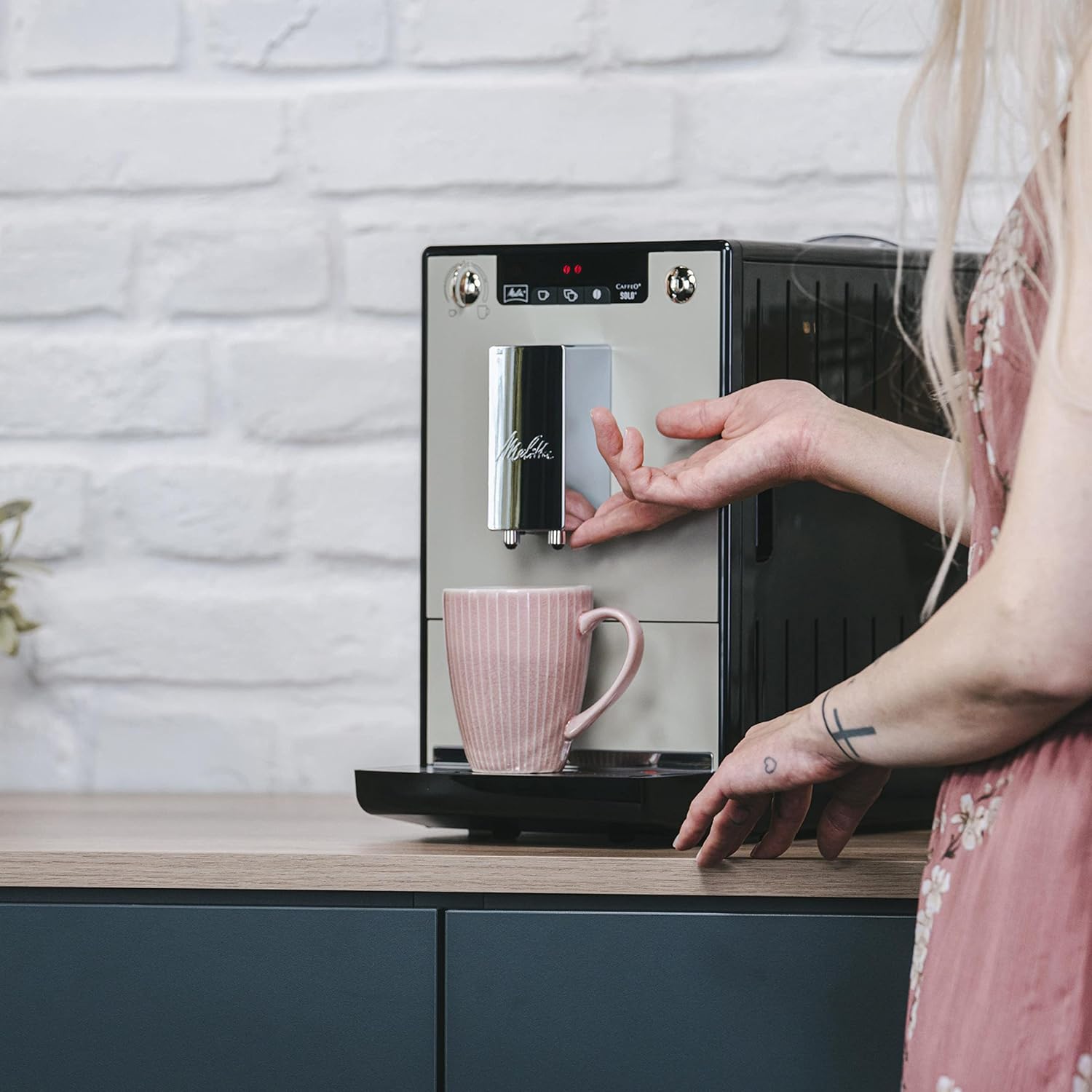 Melitta Solo - Kaffeevollautomat mit höhenverstellbarem Auslauf, kleine Kaffeemaschine mit abnehmbarem Wassertank, für z. B. Espresso oder Café Crème, silber