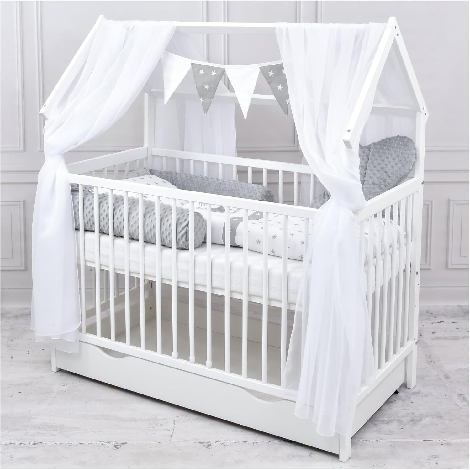 Baby Delux Babybett Komplett Set Hausbett 60x120 cm weiß Schublade Rausfallschutz Kinderbett Matratze Bettwäsche Deko Set (Prince Stars)