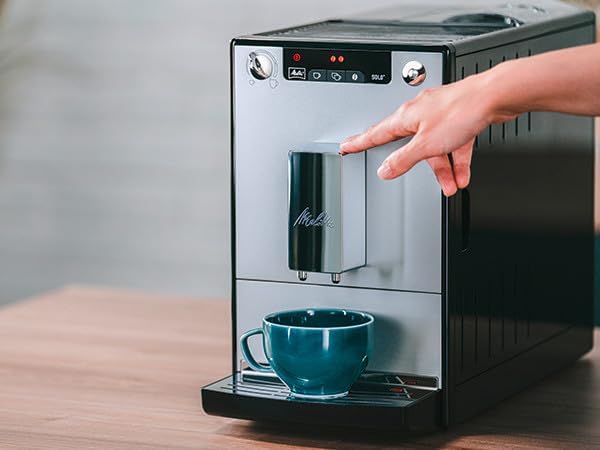 Melitta Solo - Kaffeevollautomat mit höhenverstellbarem Auslauf, kleine Kaffeemaschine mit abnehmbarem Wassertank, für z. B. Espresso oder Café Crème, silber
