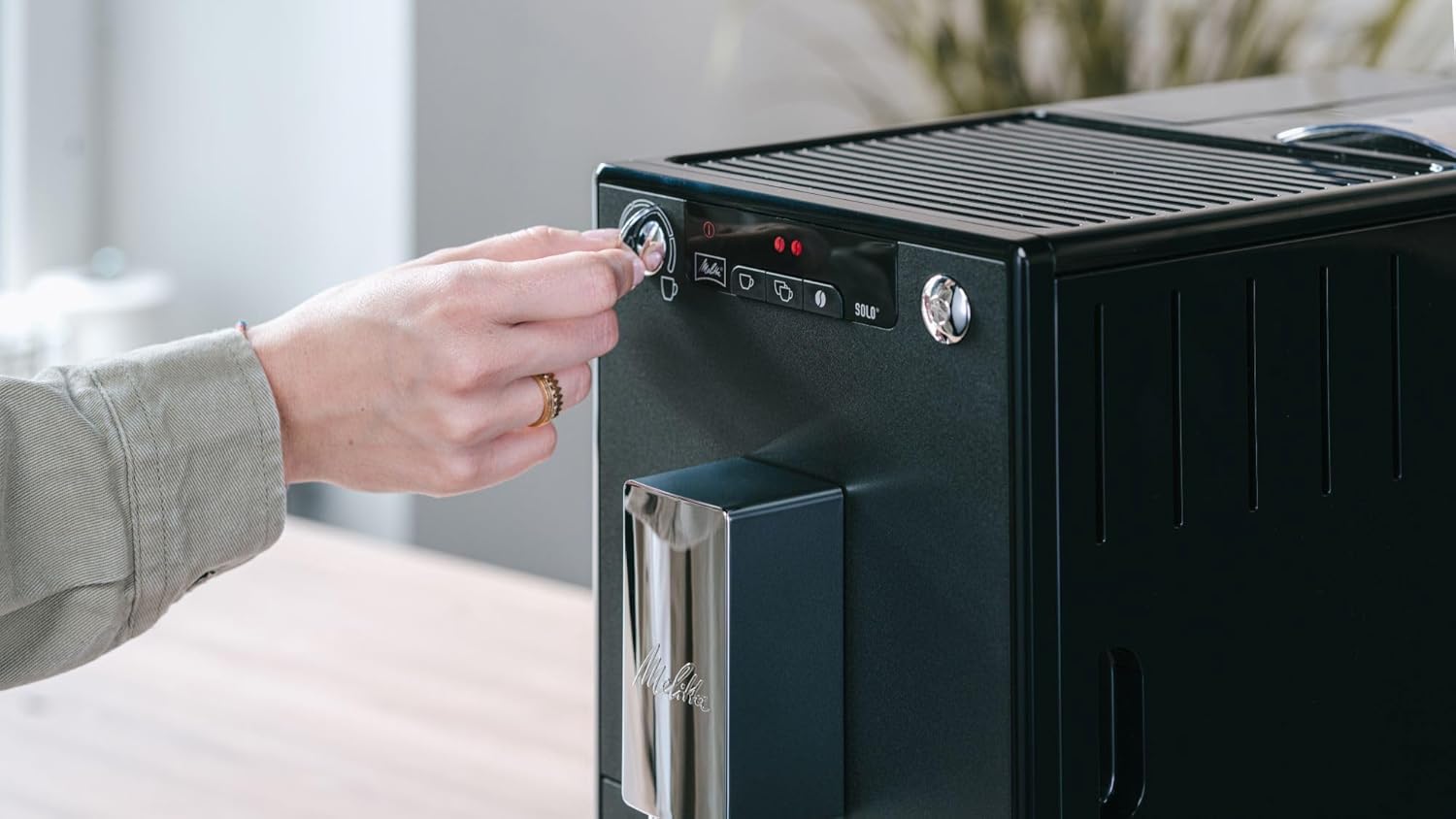 Melitta Solo - Kaffeevollautomat mit höhenverstellbarem Auslauf, kleine Kaffeemaschine mit abnehmbarem Wassertank, für z. B. Espresso oder Café Crème, silber