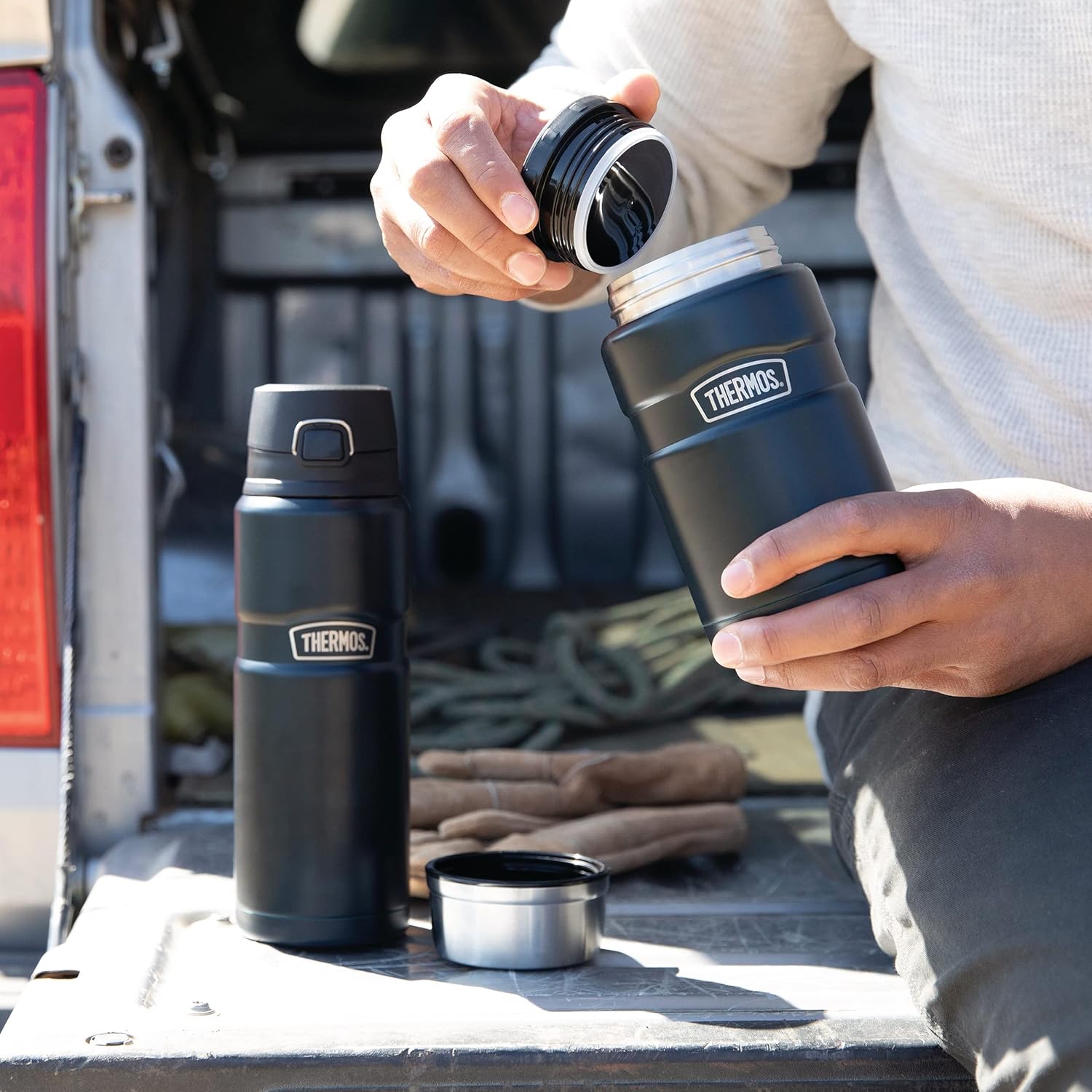 THERMOS Stainless King Vacuum-Insulated Drink Bottle, 24 Ounce, Midnight Blue