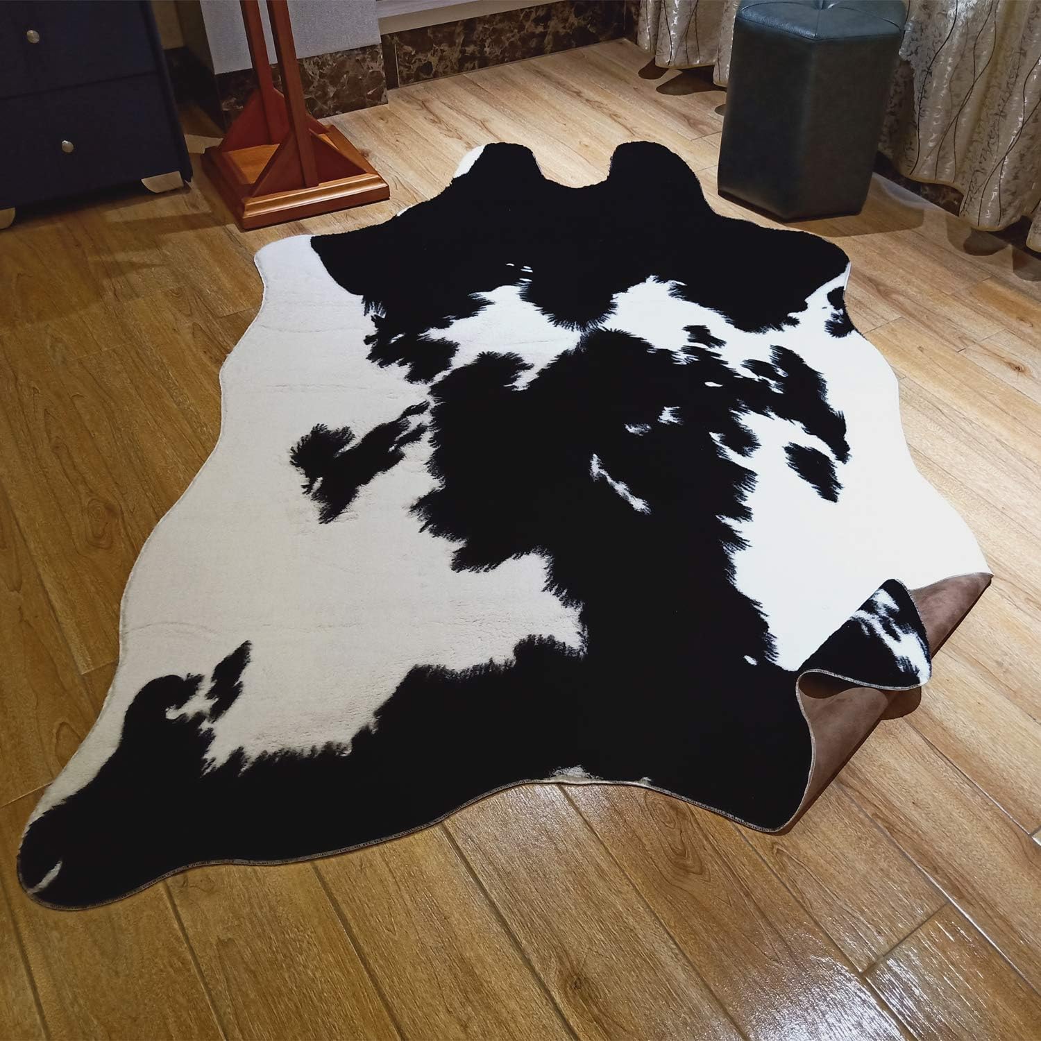 Faux Fur Black and White Cowhide Rug,4.6 x 6.6 Feet Cow Skin Area Rug Large Size. (4.6x6.6, Black and White)