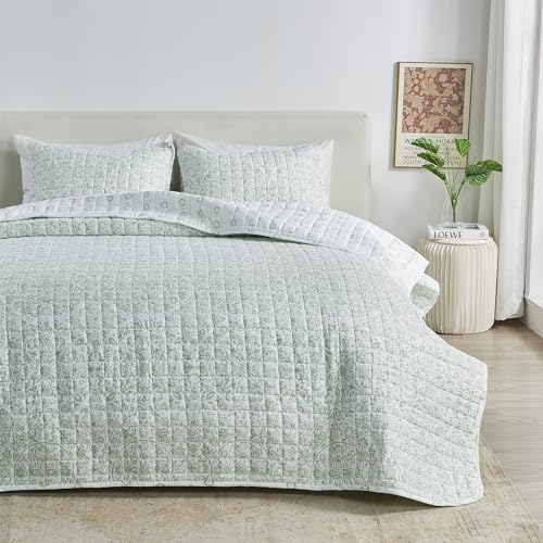 Great Bay Home Floral Twin/Twin XL Quilt Set with Shams, Blue Floral Bedding Set, All-Season, Lightweight Bedspread. Reversible, Farmhouse Bedding. (Twin/Twin XL, Jacqueline)