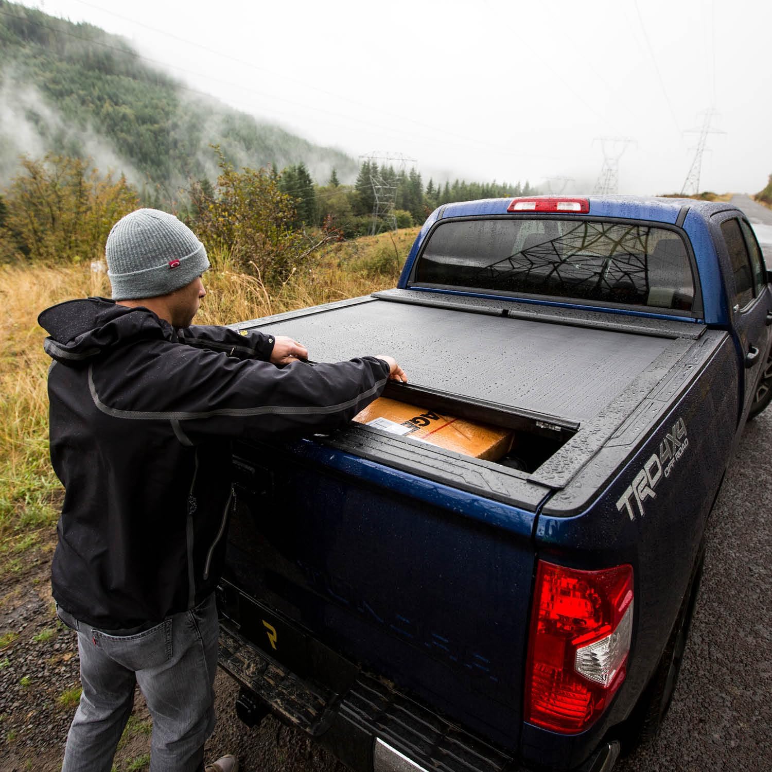 RealTruck Roll-N-Lock M-Series Retractable Truck Bed Tonneau Cover | LG200M | Fits 2023 - 2024 Chevy/GMC Silverado/Sierra 6' 6