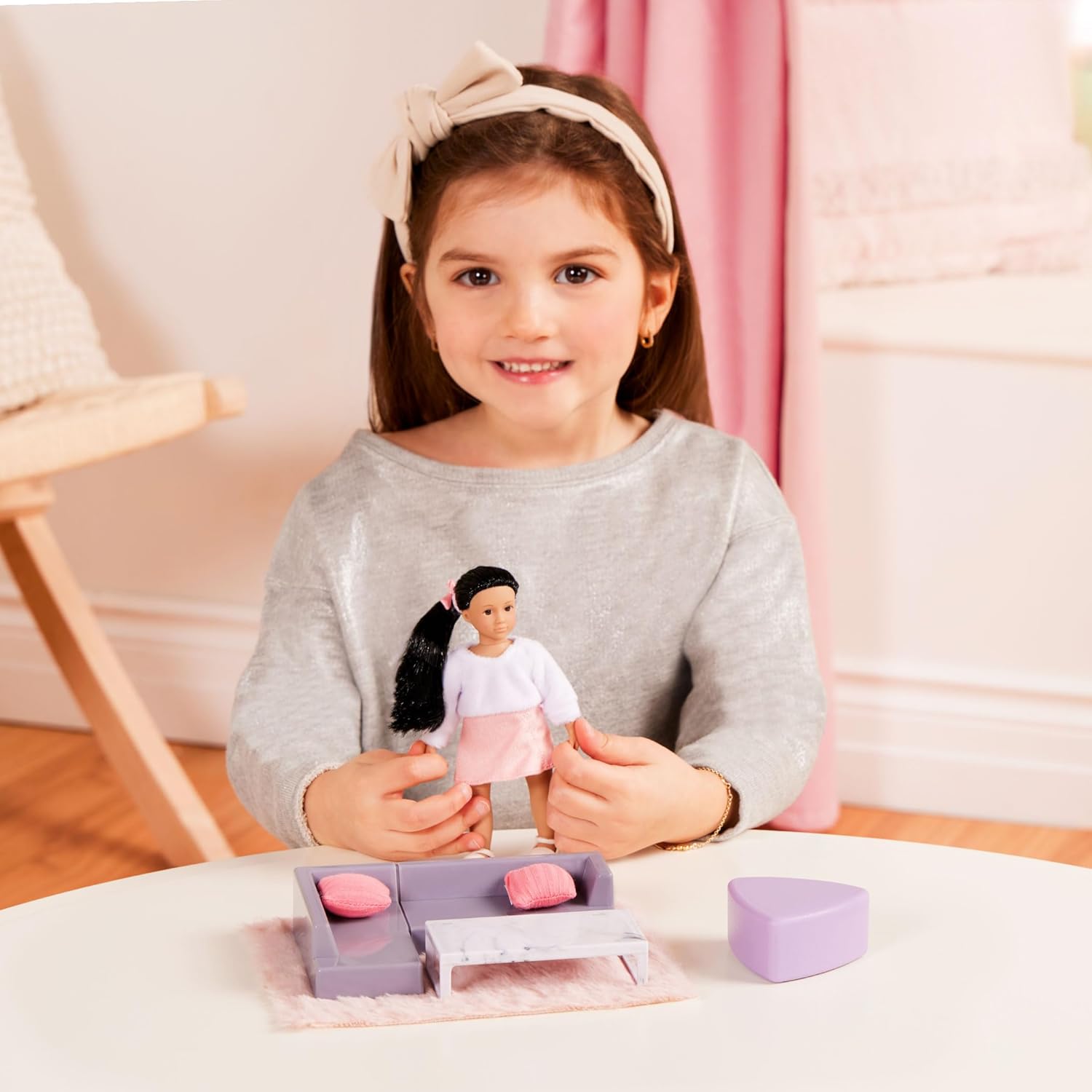 Lori Dolls – Yuni’s Cozy Sofa Set – Mini Doll & Toy Living Room Furniture – 6-inch Doll & Dollhouse Accessories – Sofa, Pouffe, Table, Rug, Pillows – Play Set for Kids – 3 Years +