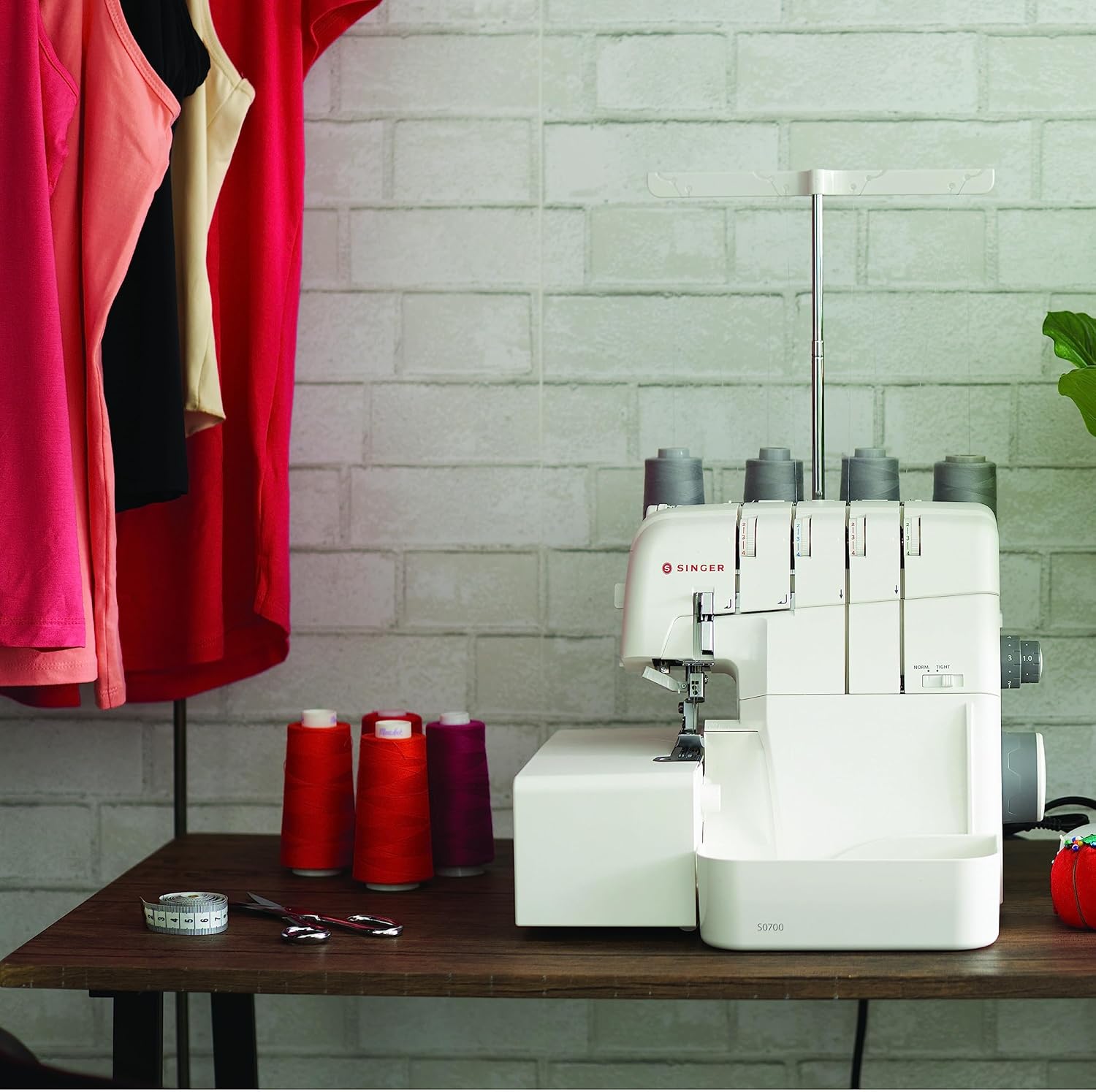SINGER® S0700 Serger