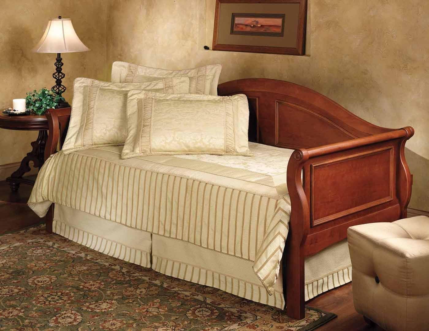 Hillsdale Bedford Daybed in Cherry