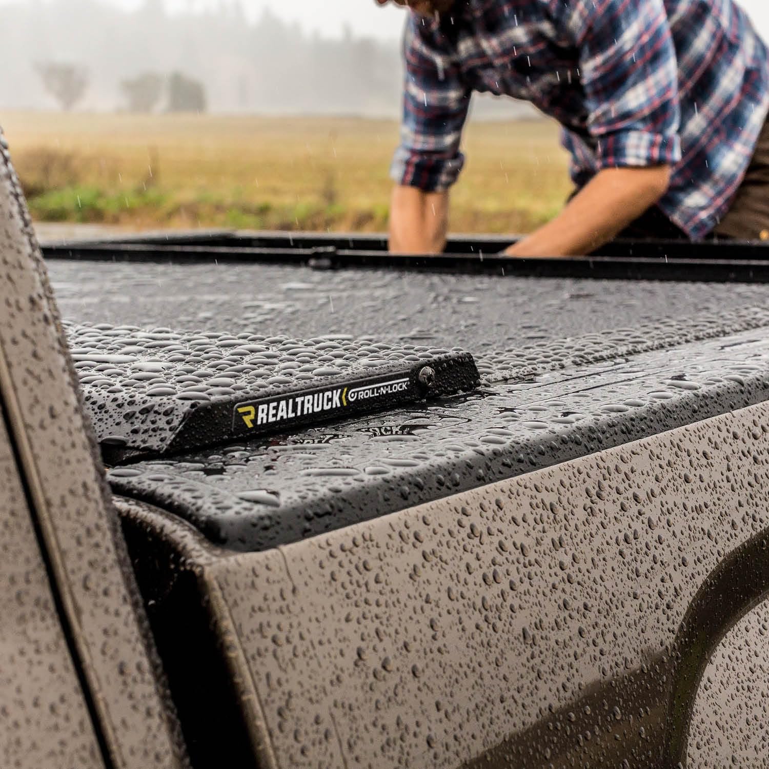 RealTruck Roll-N-Lock M-Series Retractable Truck Bed Tonneau Cover | LG200M | Fits 2023 - 2024 Chevy/GMC Silverado/Sierra 6' 6