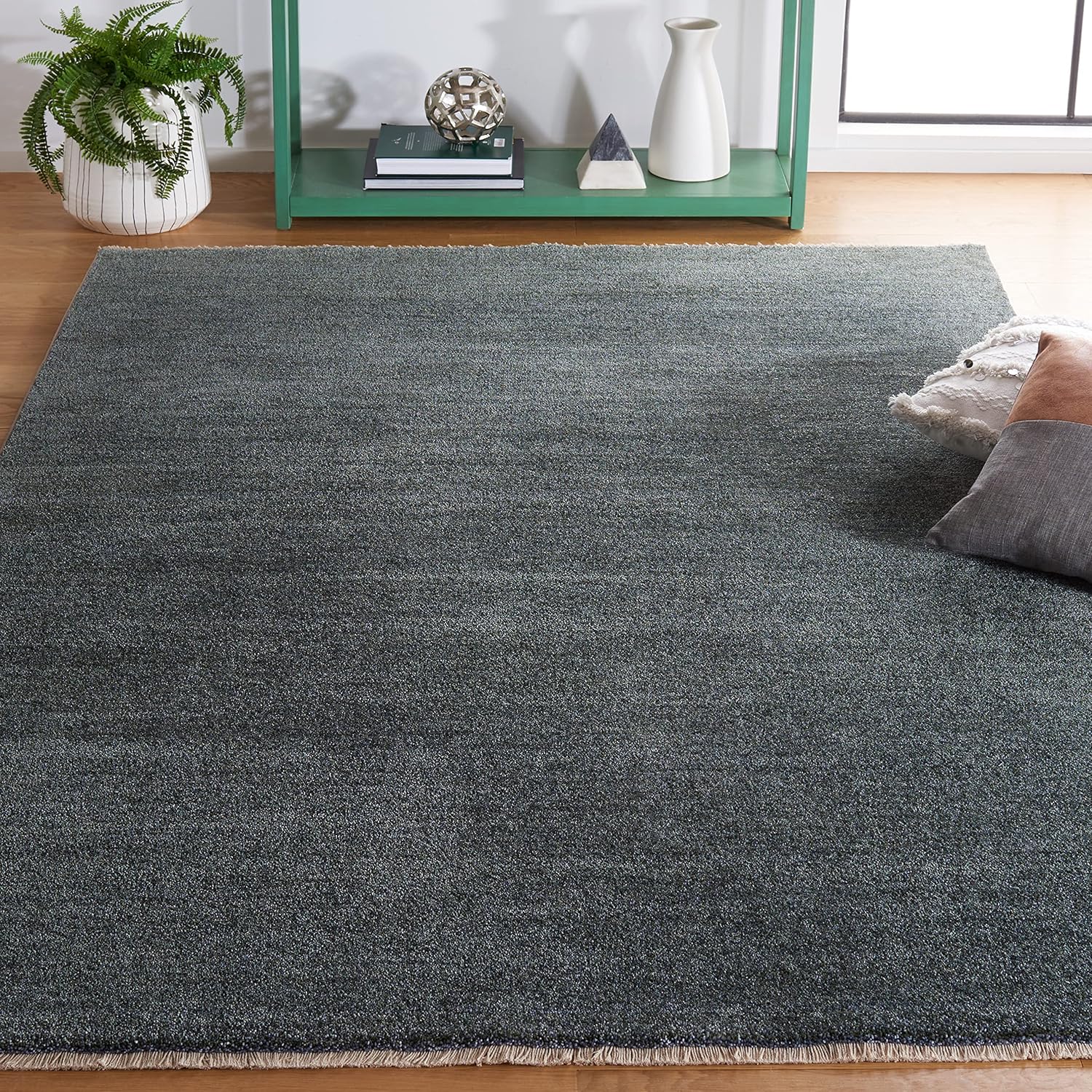 SAFAVIEH Lasa Collection Area Rug - 8' x 10', Green, Solid Fringe Design, Non-Shedding & Easy Care, Ideal for High Traffic Areas in Living Room, Bedroom (LAS104W)