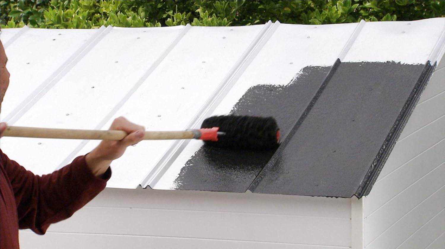 Flex Seal Liquid, 32 oz, Black, Liquid Rubber Coating Sealant, Waterproof, Flexible, Breathable, and UV Resistant, Roof Repair, Basements, RV, Campers, Trailers, Marine, EPDM, Masonry