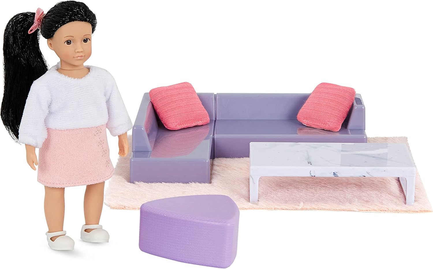 Lori Dolls – Yuni’s Cozy Sofa Set – Mini Doll & Toy Living Room Furniture – 6-inch Doll & Dollhouse Accessories – Sofa, Pouffe, Table, Rug, Pillows – Play Set for Kids – 3 Years +