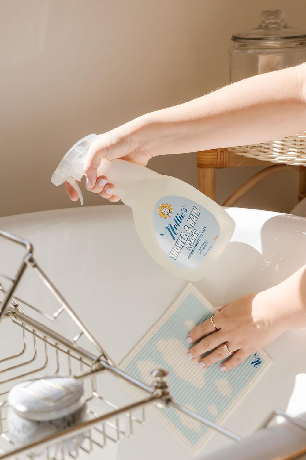 Nellie's Shower & Bath Cleaner - Plant-Based Bathroom Cleaner - Removes Soap Scum and Grime - Biodegradable, Leaping Bunny Certified, Environmentally-Friendly (24 fl oz.)