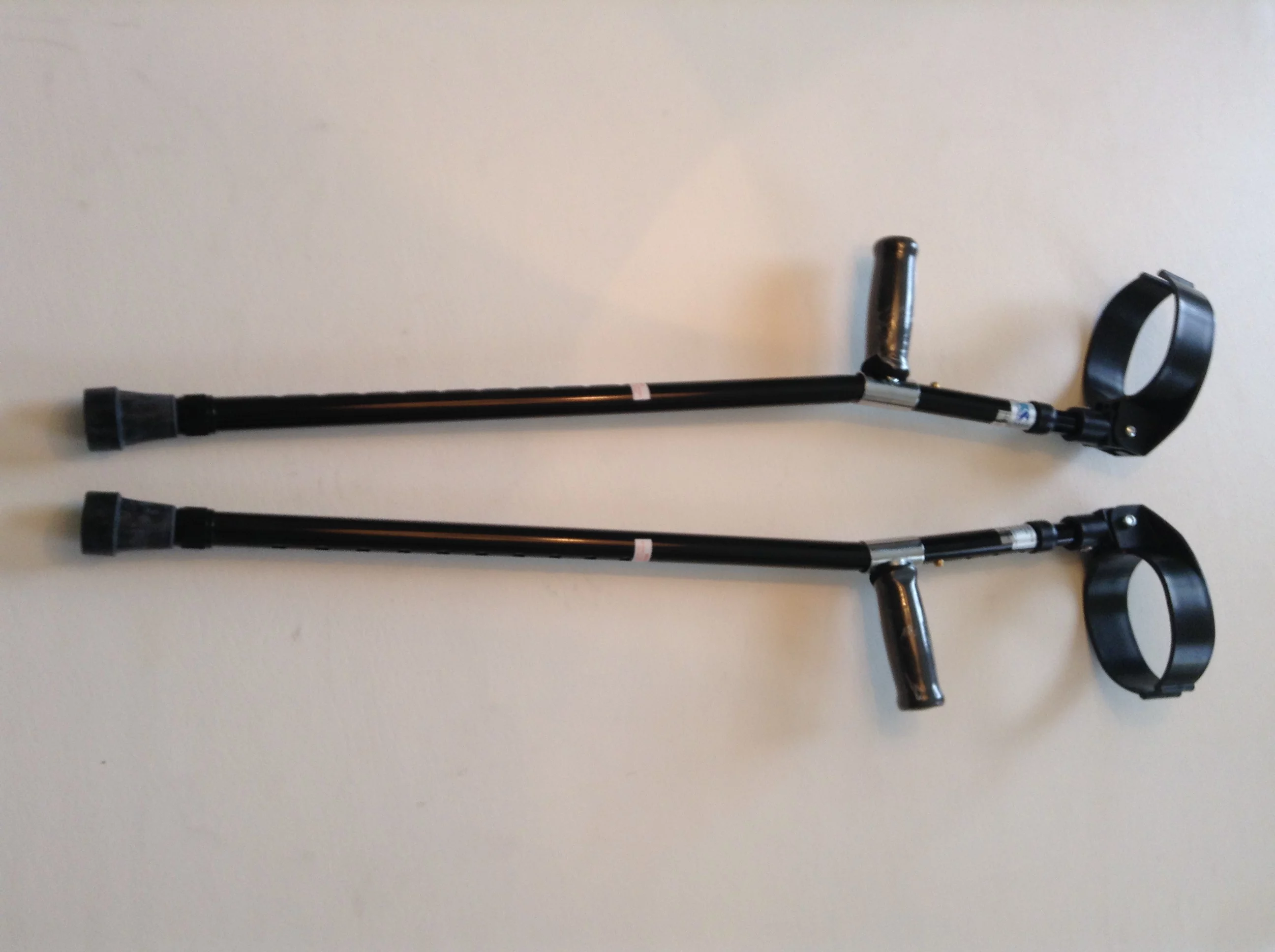 KX Medical Forearm Crutches Black Size M (Pair) Walking Lightweight Adjustable Small Cuff New