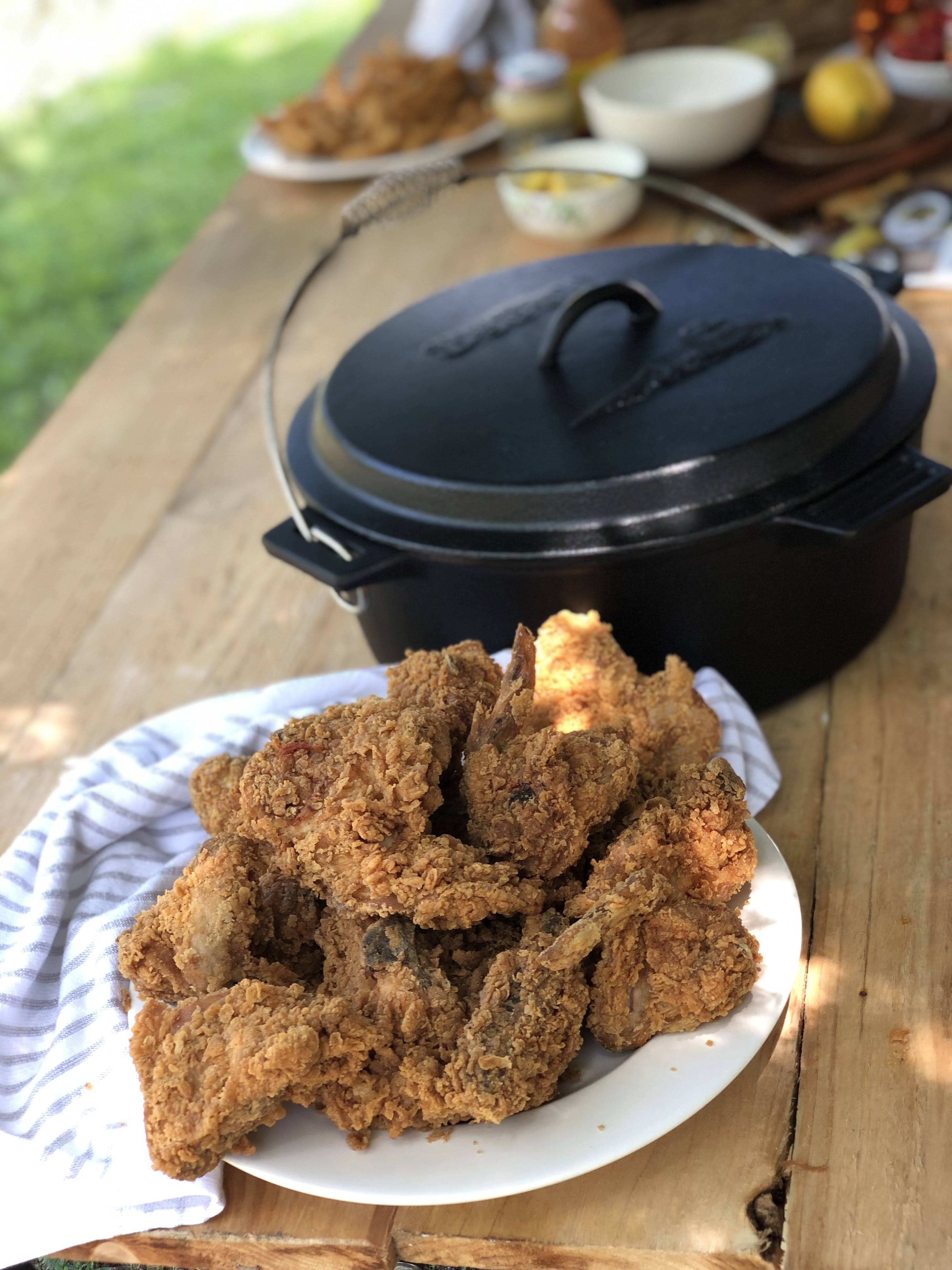 Bayou Classic 7410 Cast Iron Chicken Fryer with Dutch Oven Lid, 10 Quart,