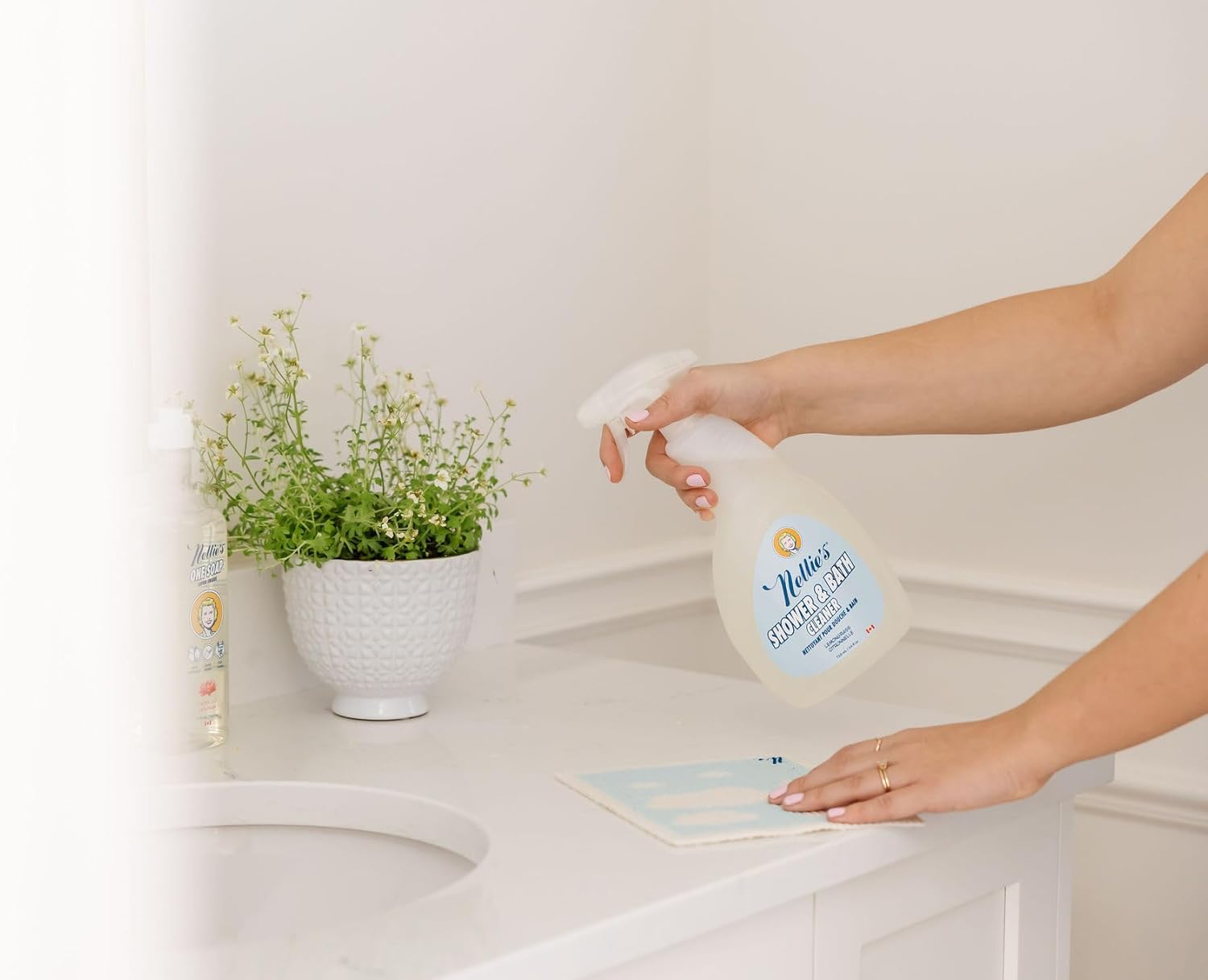 Nellie's Shower & Bath Cleaner - Plant-Based Bathroom Cleaner - Removes Soap Scum and Grime - Biodegradable, Leaping Bunny Certified, Environmentally-Friendly (24 fl oz.)