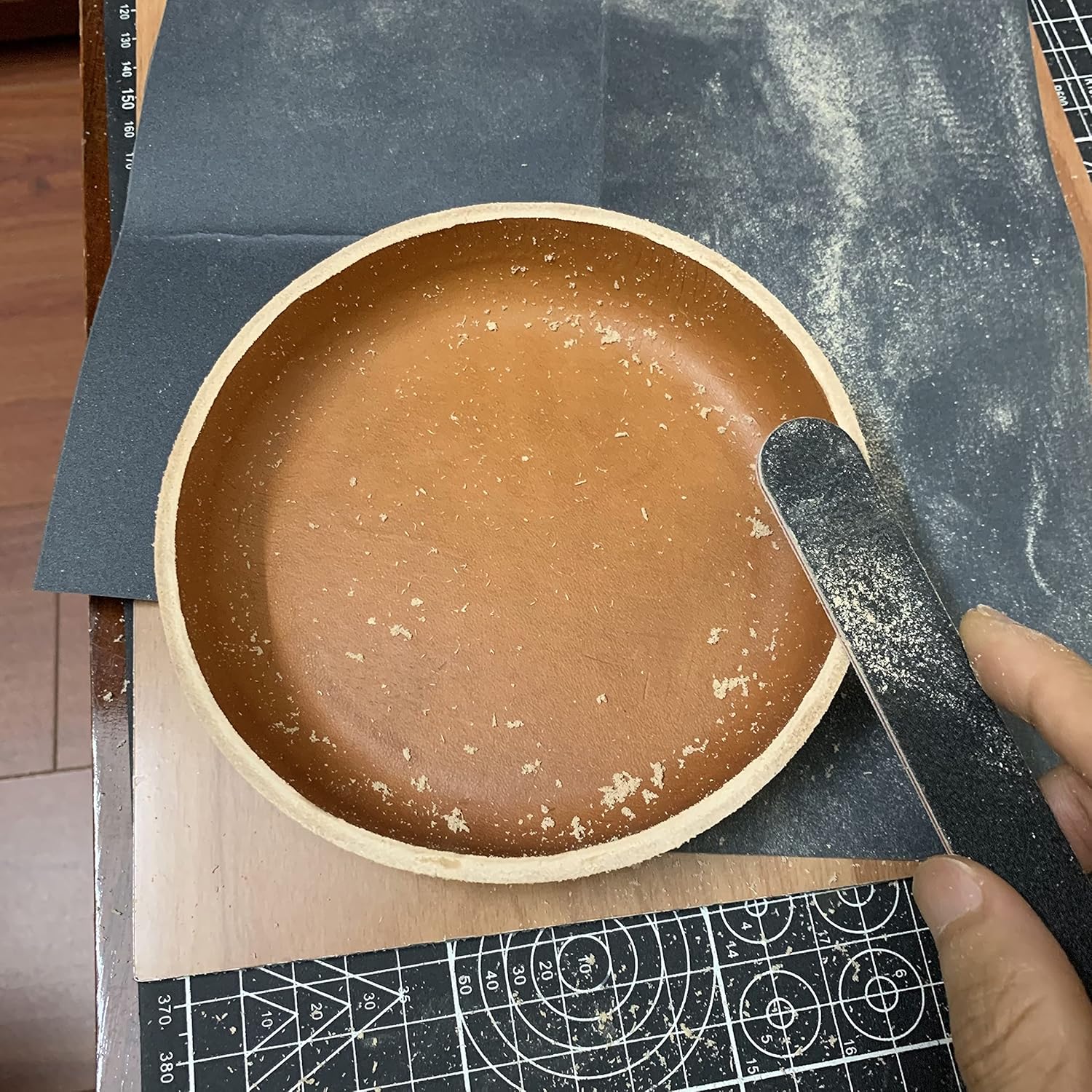 Round Leather Valet Tray, Desk Organizer, Leather tray for keys, Organizing accessories to store lifestyle essentials, Home Decor Accent