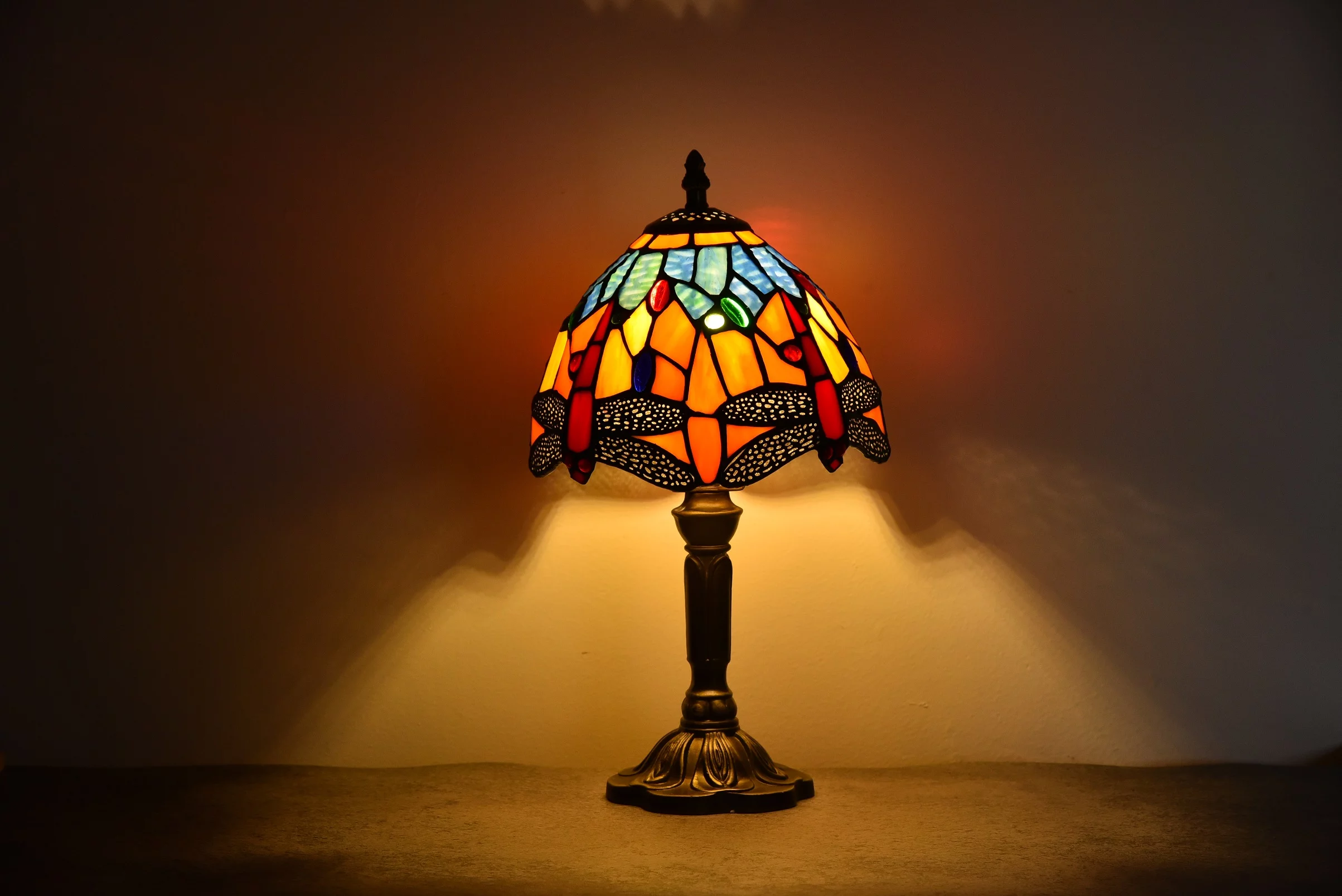 Chrlaon Tiffany Table Lamp Stained Glass Bedside Lamp for Living Room Bedroom Red Bronze Traditional Desk Light