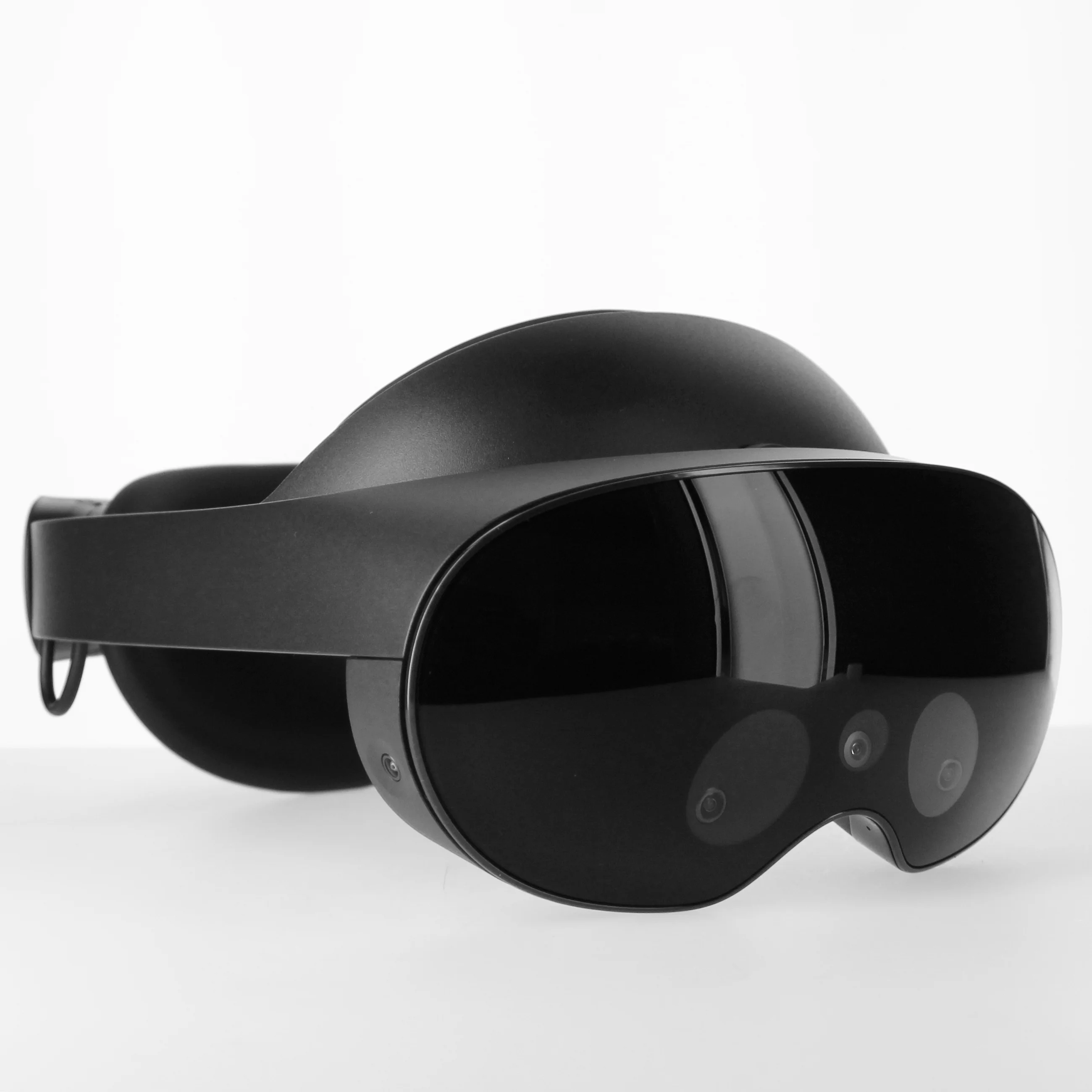 Meta Quest Pro — Premium MR/VR Headset — Featuring Ergonomic Design and Advanced Features