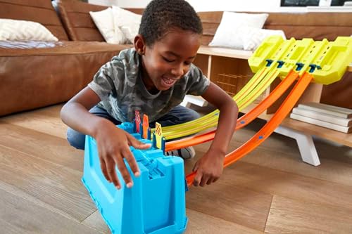 Hot Wheels Toy Car Track Builder Playset, Multi-Lane Speed Box, 18 Component Parts with Storage & 2 1:64 Scale Vehicles