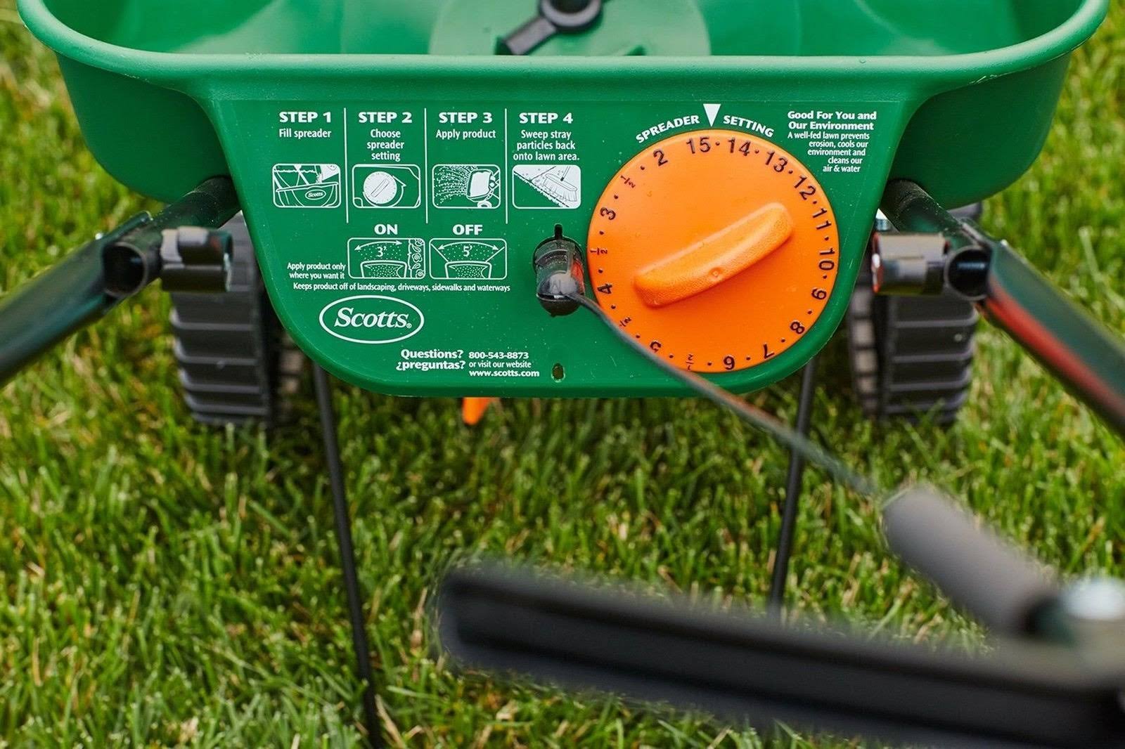 Scotts Turf Builder EdgeGuard Mini Broadcast Spreader