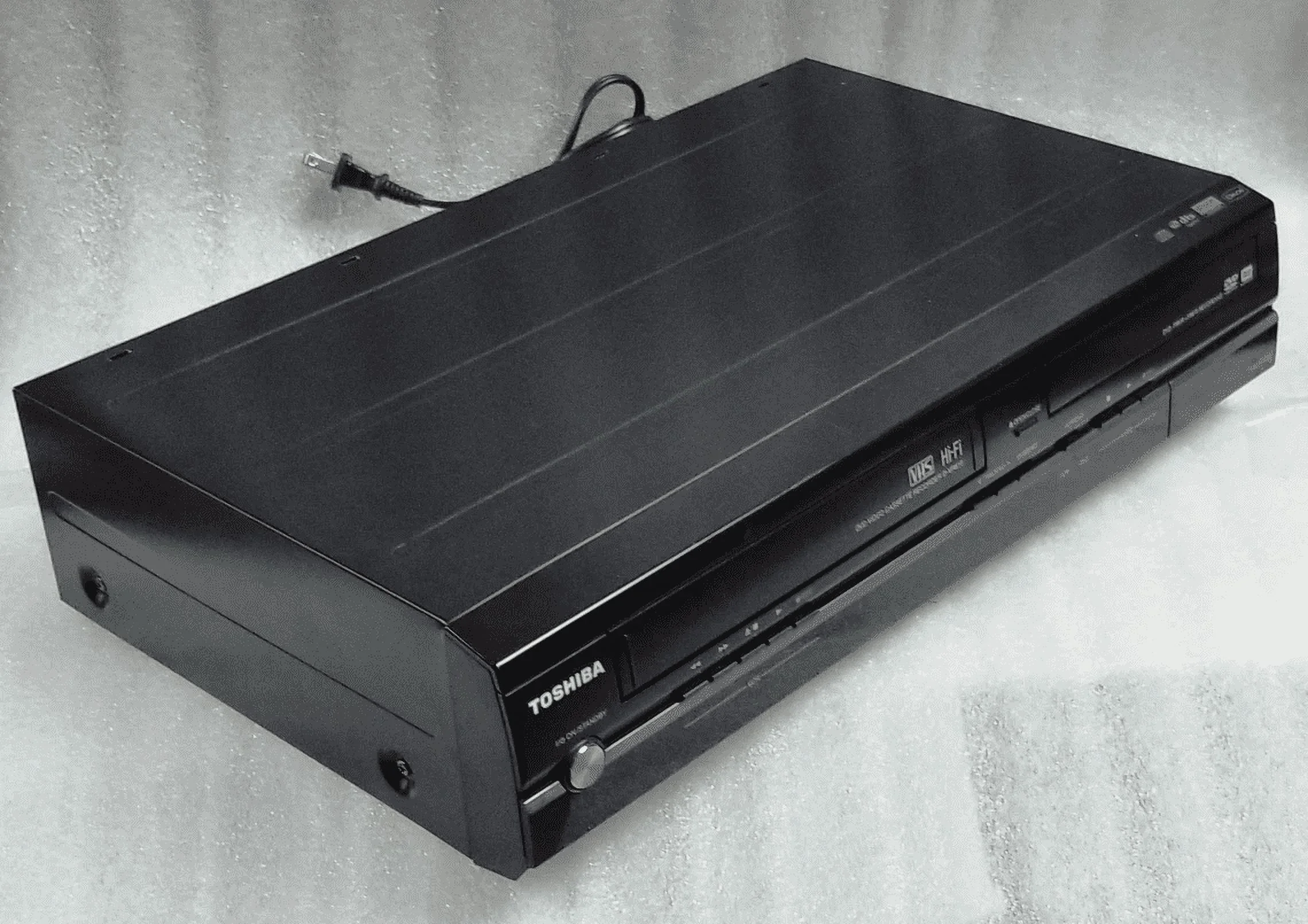 Toshiba D-VR610 (NEW) DVD recorder/HiFi VCR combo with HDMI output and 1080p upconversion