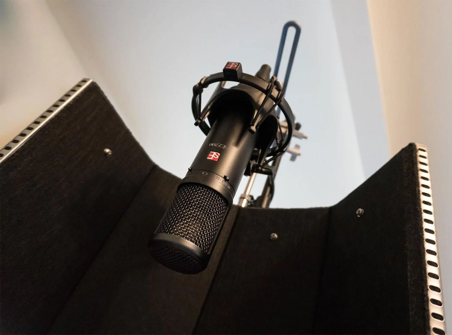 SE Electronics SE2300 Multi Pattern Large Diaphragm Condenser Mic with Shockmount and Filter