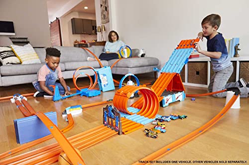Hot Wheels Toy Car Track Set, Race Crate Transforms into 3 Track Different Builds, Includes Storage & 2 Cars in 1:64 Scale (Amazon Exclusive)