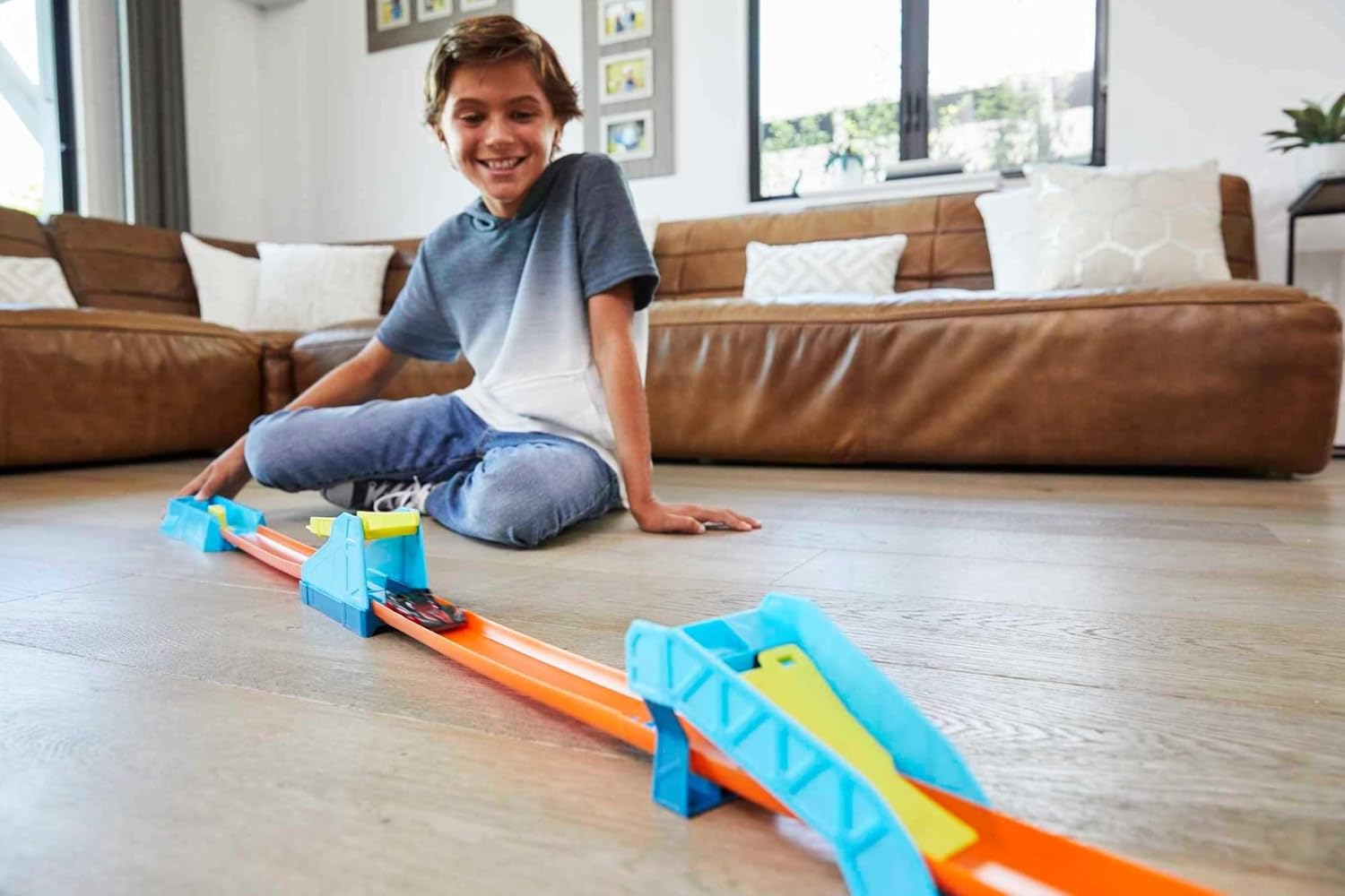 Hot Wheels Toy Car Track Set, Track Builder Unlimited Long Jump Pack, Playset with 13 Component Parts & 1:64 Scale Vehicle